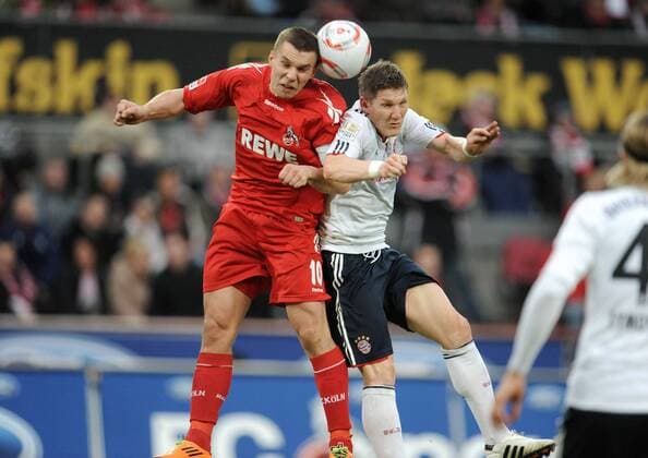 1. FC KÖLN vs. FC BAYERN MÜNCHEN --- Lukas Podolski (1.FC Köln), li., im Kopfballduell gegen Bastian Schweinsteiger (Bayern München)