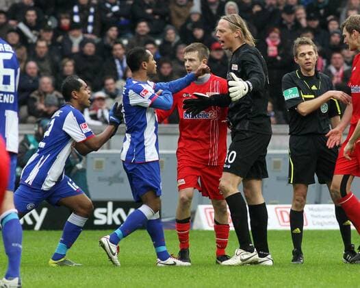 Hertha BSC Berlin (blau) vs. 1. FC Union Berlin (rot) --- v.li.: Ronny, Raffael, Paul Thomik, Torwart Marcel Höttecke (Union) Quer Emotion o0 Spannung Emotionen