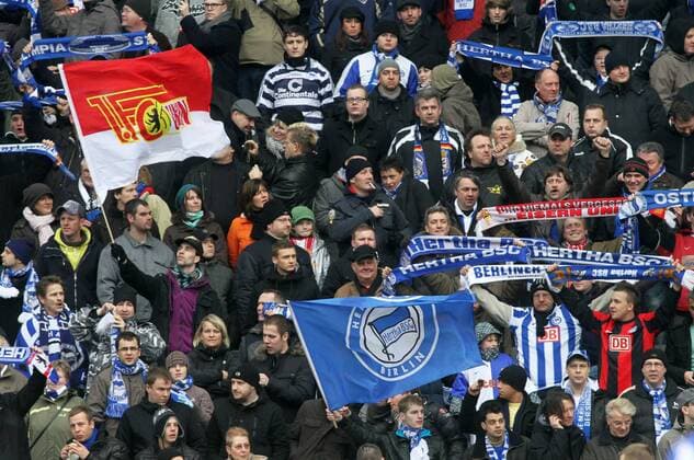 Hertha BSC Berlin (blau) vs. 1. FC Union Berlin (rot) --- Fans beider Lager o0 Totale Zuschauer friedlich gemeinsam miteinander Harmonie