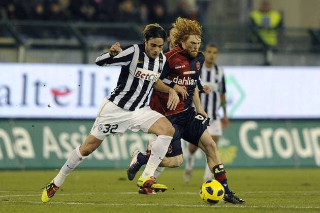 Cagliari Calcio (rot) - Juventus Turin (schwarz): Alessandro Matri (li.) gegen Davide Biondini  o0 Juve