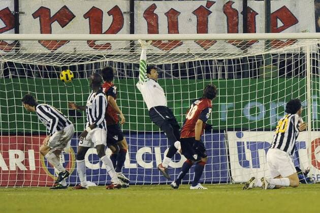 Cagliari Calcio (rot) - Juventus Turin (schwarz): Nene (2.v.re) erzielt ein Tor gegen Torwart Gianluigi Buffon (Juve), das nicht anerkannt wird 