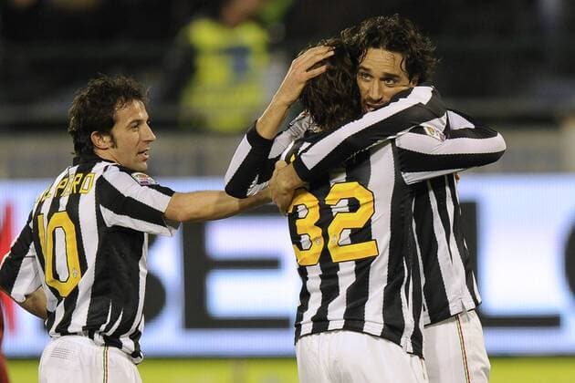 Cagliari Calcio (rot) - Juventus Turin (schwarz): Alessandro Matri (Mitte), Luca Toni (re.) und Alessandro del Piero - Jubel  o0 Juve Jubel Freude