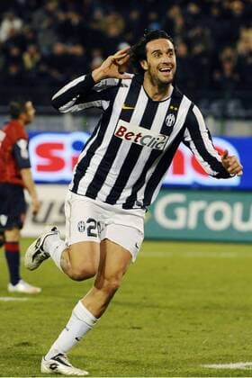 Cagliari Calcio (rot) - Juventus Turin (schwarz): Luca Toni jubelt  o0 Juve Jubel Freude