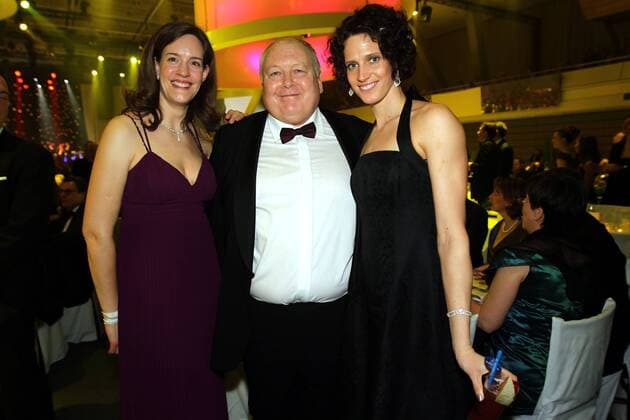Wiesbaden, 41. Ball des Sports, Stiftung Deutsche Sporthilfe, v.li.: Dr. Anna-Lisa Schwarz ( stv. Geschaeftsfuehrerin Bundesliga Stiftung ), Kurt Gaugler ( Geschaeftsfuehrendes Vorstandsmitglied Bundesliga-Stiftung ) und Lena Schoeneborn ( Moderner Fuenfkampf ) xHochxZweix o0 Funktionär Fußball Leichtathletik