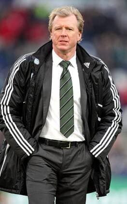 Hannover 96 - VfL Wolfsburg, Trainer Steve McClaren (Wolfsburg) o0 Mc Claren Nachdenklichkeit