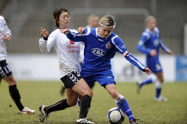 Kozue Ando (li., FCR) und Jennifer Zietz (re., Potsdam) - 1.FFC Turbine Potsdam vs. FCR 2001 Duisburg