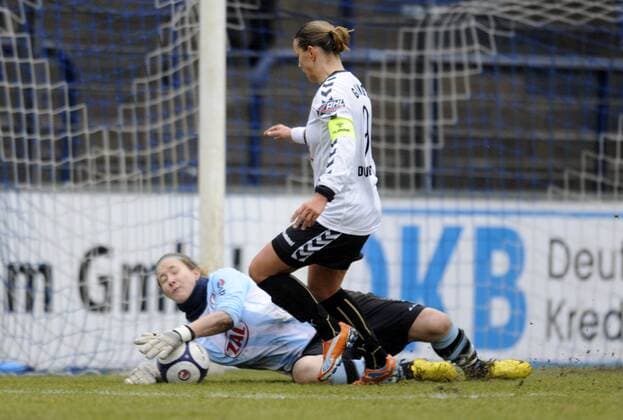 Anna Felicitas Sarholz (li., Potsdam) und Inka Grings (re., FCR) - 1.FFC Turbine Potsdam vs. FCR 2001 Duisburg