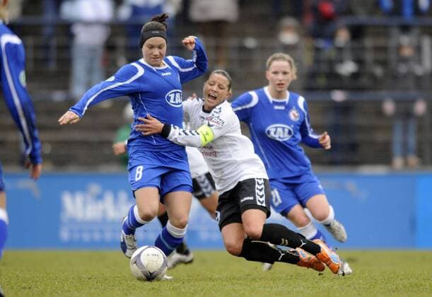 Josephine Henning (li., Potsdam) und Inka Grings (FCR) - 1.FFC Turbine Potsdam vs. FCR 2001 Duisburg