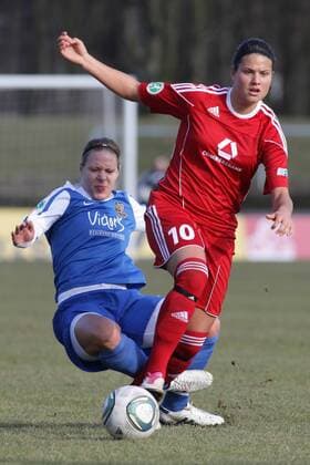 06.02.2011 - 1. FFC Frankfurt vs. 1. FC Saarbrücken - Dzsenifer Marozsan (1. FFC Frankfurt, R), Sarah Schatton (1. FC Saarbrücken).