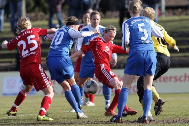 06.02.2011 - 1. FFC Frankfurt vs. 1. FC Saarbrücken - Conny Pohlers (1. FFC Frankfurt, 3.R) scheitert an Sif Atladottir (1. FC Saarbrücken, 2.L).