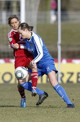 Fussball, 1. Frauen–Bundesliga, 1. FFC Frankfurt vs. 1. FC Saarbrücken, Sandra Smisek (1. FFC Frankfurt, li), Maike Trach (1. FC Saarbrücken, re)