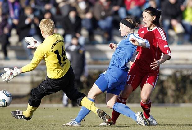 Fussball, 1. Frauen–Bundesliga, 1. FFC Frankfurt vs. 1. FC Saarbrücken, Jessica Landström (1. FFC Frankfurt, mi), Verena Wonn (1. FC Saarbrücken, li), Sif Atladottir (1. FC Saarbrücken, re)