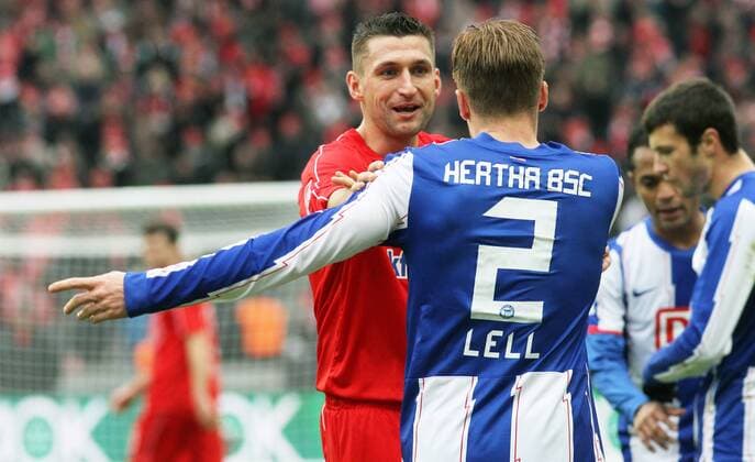 Fußball 2. Bundesliga Saison 2010 2011; Hertha BSC Berlin - 1.FC Union Berlin: Torsten Mattuschka (Union Berlin, li.) gegen Christian Lell (Hertha)