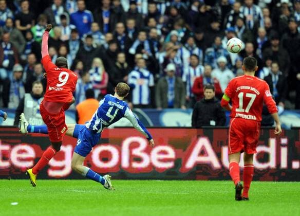 Hertha BSC Berlin - 1. FC Union Berlin, John Jairo Mosquera (l., 1. FC Union) erzielt das Tor zum 1:1, rechts neben ihm Roman Hubnik (Hertha BSC)