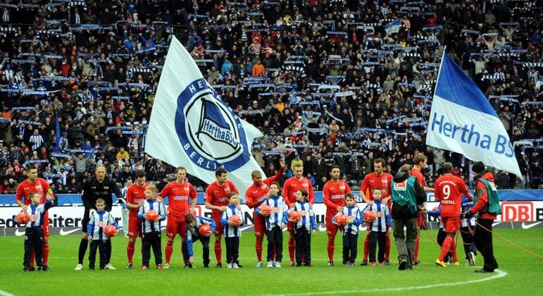 Hertha BSC Berlin - 1. FC Union Berlin, Union nimmt vor dem Spiel Aufstellung o0 Fahne, Vereinsfahne Objekte Totale Vorstellung Kind