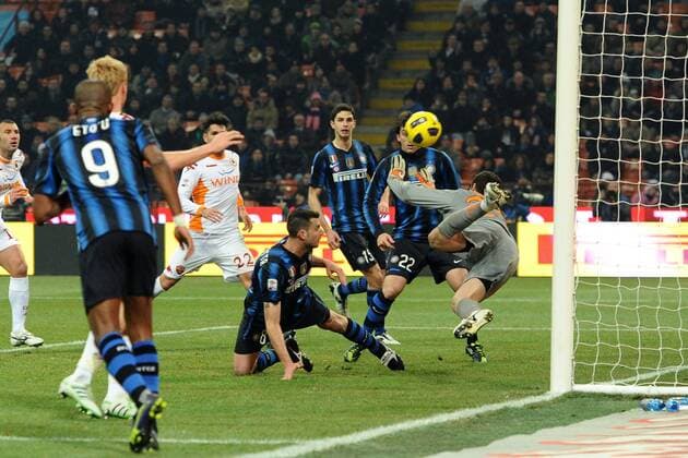 Serie A - Inter Mailand (blau) vs. AS Roma (weiß) - Simone Loria (L) trifft gegen Torwart Julio Cesar  o0 Tor