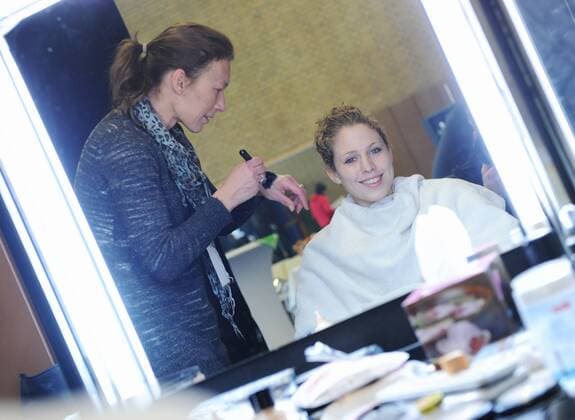 Nationalspielerin Kim KULIG wird geschminkt --- Werbedreh für den DFB-Generalsponsor Mercedes-Benz mit der deutschen Frauennationalmannschaft in Kaiserau  o0 privat Schminke schminken Makeup Make Up