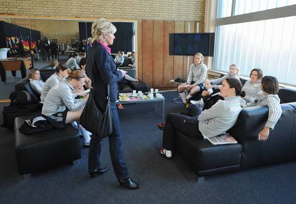 Bundestrainerin Silvia NEID (stehend) spricht mit Spielerinnen der Frauen Nationalmannschaft in der Players-Lounge, u.a. Birgit PRINZ (vorn) --- Werbedreh für den DFB-Generalsponsor Mercedes-Benz mit der deutschen Frauennationalmannschaft in Kaiserau  o0 Nationaltrainer, Trainer