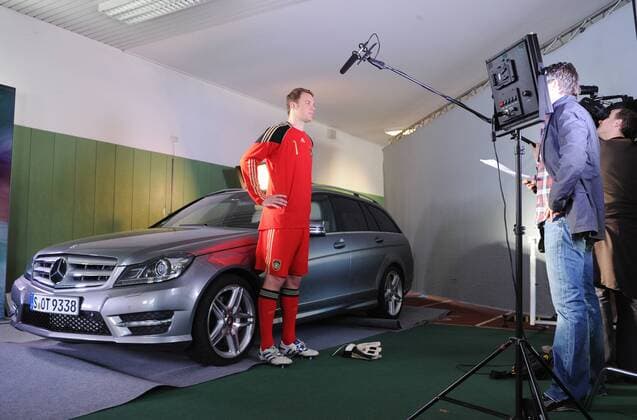 Nationalspieler Torwart Manuel NEUER (GER) im Making of Interview --- Werbedreh für den DFB-Generalsponsor Mercedes-Benz mit der deutschen Männernationalmannschaft in Kaiserau  o0 Auto Objekte