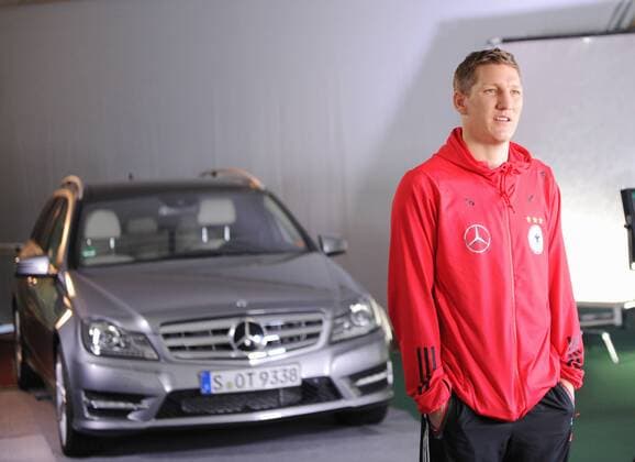 Nationalspieler Bastian SCHWEINSTEIGER (GER) im Making of Interview --- Werbedreh für den DFB-Generalsponsor Mercedes-Benz mit der deutschen Männernationalmannschaft in Kaiserau  o0 Auto Objekte Einzelbild