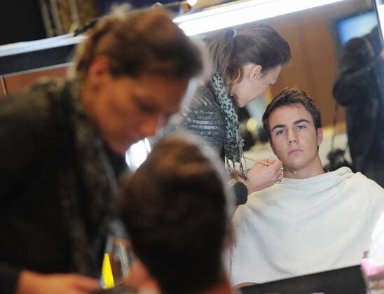 Nationalspieler Mario GÖTZE in der Maske --- Werbedreh für den DFB-Generalsponsor Mercedes-Benz mit der deutschen Männernationalmannschaft in Kaiserau  o0 privat Schminke schminken Makeup Make Up