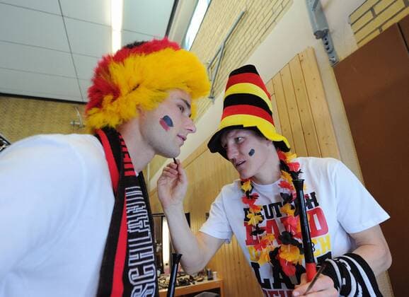 Christian TRÄSCH (li.) und Bastian SCHWEINSTEIGER schminken sich gegenseitig --- Werbedreh für den DFB-Generalsponsor Mercedes-Benz mit der deutschen Männernationalmannschaft in Kaiserau  o0 kurios Komik Gesichtsbemalung bemalt Landesfarben Fan