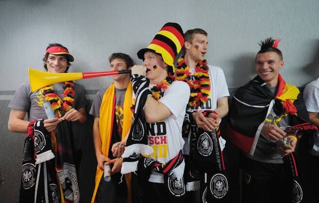 Mats HUMMELS, Thomas MÜLLER, Bastian SCHWEINSTEIGER, Per MERTESACKER, Lukas PODOLSKI (von links) in Fan Outfit --- Werbedreh für den DFB-Generalsponsor Mercedes-Benz mit der deutschen Männernationalmannschaft in Kaiserau o0 kurios Komik Landesfarben Fan Vuzuzela Tröte Fantröte