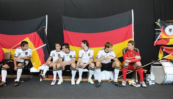 Mario GÖTZE, Philipp LAHM, Miroslav KLOSE, Arne FRIEDRICH, Holger BADSTUBER, Manuel NEUER (von links) wartend in der Players-Lounge --- Werbedreh für den DFB-Generalsponsor Mercedes-Benz mit der deutschen Männernationalmannschaft in Kaiserau o0 Objekte Fahne, Nationalfahne Deutschlandfahne