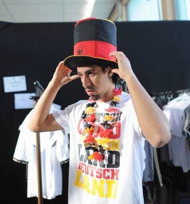 Sami KHEDIRA in Fan-Outfit --- Werbedreh für den DFB-Generalsponsor Mercedes-Benz mit der deutschen Männernationalmannschaft in Kaiserau o0 kurios Komik Landesfarben Fan Hut Fanhut Einzelbild