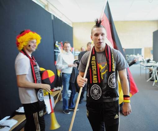 Lukas PODOLSKI (R) und Christian TRÄSCH in Fan-Outfit --- Werbedreh für den DFB-Generalsponsor Mercedes-Benz mit der deutschen Männernationalmannschaft in Kaiserau -  o0 kurios Komik Landesfarben Fan