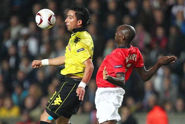 Donnerstag 04.11.2010, UEFA Europa League, Saison 10 11 - in Paris, Paris St. Germain - BVB Borussia Dortmund Lucas Barrios (BVB, ) gegen Zoumana Camara (PSG) DeFodi018