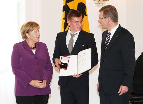 Dienstag 05.10.2010, Berlin, Verleihung des Silbernen Lorbeerblattes an die Deutsche Fussball-Nationalmannschaft durch Bundespräsident Christian Wulff im Schloss Bellevue. Bundeskanzlerin Dr. Angela Merkel (GER) , Toni Kroos (GER) und Bundespräsident Christian Wulff DeFodi018