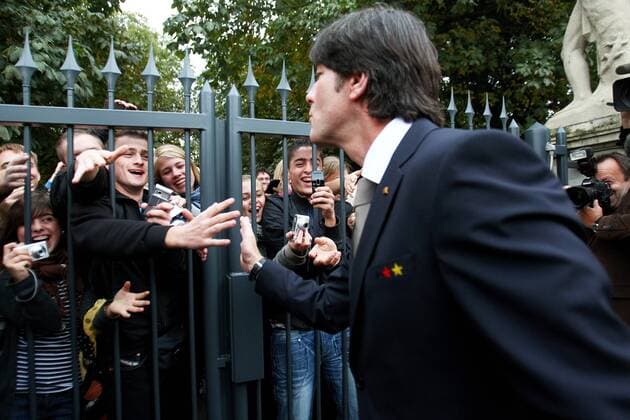 Dienstag 05.10.2010, Berlin, Verleihung des Silbernen Lorbeerblattes an die Deutsche Fussball-Nationalmannschaft im Schloss Bellevue. Bundestrainer Joachim Löw (GER) und Fans DeFodi018