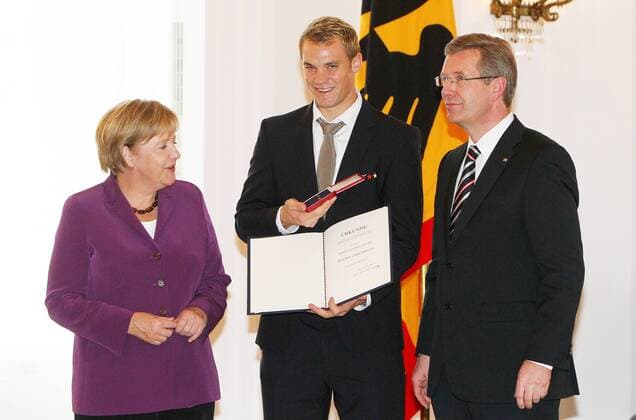 Dienstag 05.10.2010, Berlin, Verleihung des Silbernen Lorbeerblattes an die Deutsche Fussball-Nationalmannschaft durch Bundespräsident Christian Wulff im Schloss Bellevue. Bundeskanzlerin Dr. Angela Merkel (GER) , Torwart Manuel Neuer (GER) und Bundespräsident Christian Wulff DeFodi018