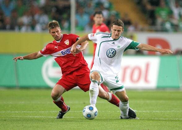 Freitag 07.08.2009, 1. Bundesliga Saison 09 10 - 1. Spieltag in Wolfsburg, VfL Wolfsburg - VFB Stuttgart, Thomas Hitzlsperger (VFB) gegen Christian Gentner (VFL) DeFodi001