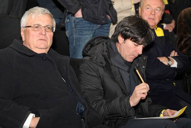 Freitag 04.02.2011, 1. Bundesliga Saison 10 11 - 21. Spieltag in Dortmund, BVB Borussia Dortmund - FC Schalke 04 0:0, DFB Präsident Dr. Theo Zwanziger (li.) und Bundestrainer Joachim Löw (GER) --- DeFodi028 o0 Trainer Nationaltrainer Nationalteam Funktionär