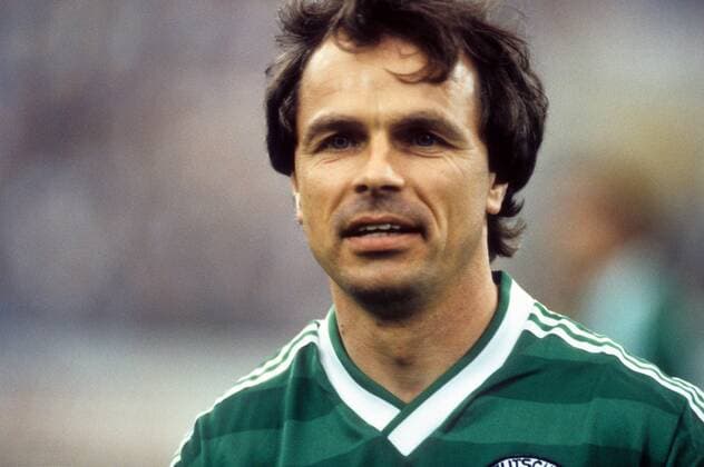 Bernard Dietz (BR Deutschland) während seines Abschiedsspiels - DEUTSCHSPRACHIGE SPORTZEITSCHRIFTEN UND -ZEITUNGEN NUR NACH RÜCKSPRACHE Fußball Herren Abschiedsspiel von BernardDietz 1988, Abschied, Nationalteam, BRD, DFB Porträt Duisburg