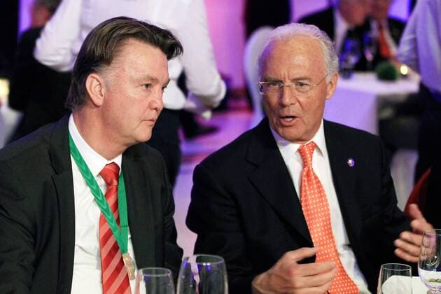15.05.2010, DFB Pokal - Final, Saison 09 10 in Berlin, 1. FC Bayern München - German Cup winner 2010 - BERLIN - MAY 15: Head coach Louis van Gaal and former president Franz Beckenbauer talks to each other the Bayern München Champions Party after the DFB Cup Final match against Werder Bremen at the Deutsche Telekom Representative House Berlin on May 15, 2010 in Berlin, Germany. DeFodi0100P o0 Funktionär