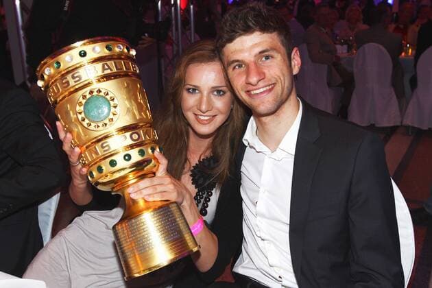 15.05.2010, DFB Pokal - Final, Saison 09 10 in Berlin, 1. FC Bayern München - German Cup winner 2010 - BERLIN - MAY 15: Thomas Mueller (R) and his wife Lisa pose with the trophy during the Bayern München Champions Party after the DFB Cup Final match against Werder Bremen at the Deutsche Telekom Representative House Berlin on May 15, 2010 in Berlin, Germany. DeFodi0100P o0 Trophäe