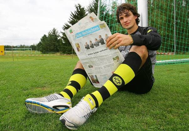 Montag 13.07.2009, 1. Bundesliga Saison 09 10 - Trainingslager in Donaueschingen, BVB Borussia Dortmund, Mats Hummels (BVB) mit den Ruhr Nachrichten DeFodi018 o0 Zeitung Presse