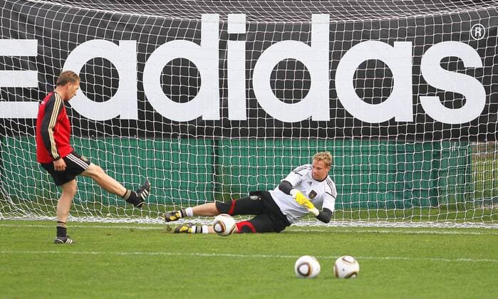Freitag 28.05.2010, Die Deutsche Nationalmannschaft im Trainingslager in Eppan, Südtirol zur Vorbereitung fuer die WM2010. Torwart Manuel Neuer (GER) mit Torwarttrainer Andreas Köpke (GER) DeFodi018 o0 Trainer