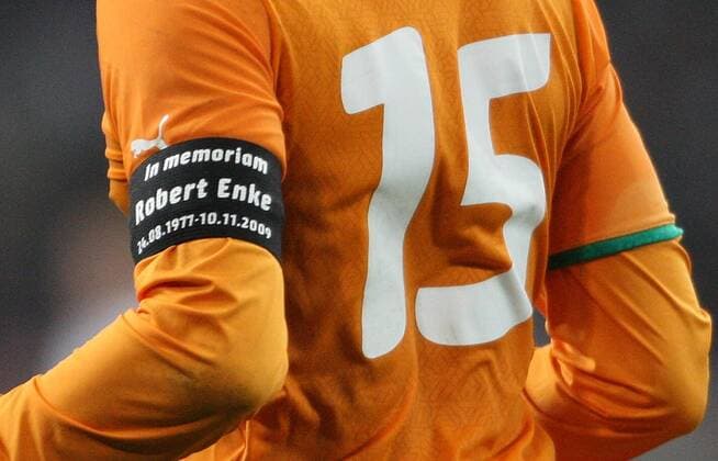 Mittwoch 18.11.2009, Freundschaftsspiel in Gelsenkirchen, Deutschland - Elfenbeinküste 2:2, , Trauerflor , schwarze Armbinde mit Robert Enke Aufdruck DeFodi018 o0 Totale Andenken Gedenken Trauer Tod tot Selbstmord