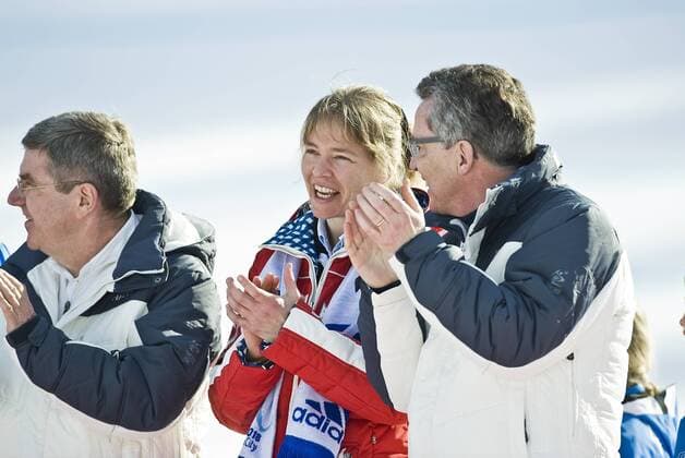 v.l. Thomas BACH, DOSB Praesident, Katja SEIZINGER und Thomas de MAIZIERE (Bundesinnenminister) bei der Flower ceremony, Super G der Frauen am 08.02.2011, WM in Garmisch Partenkirchen o0 GER Funktionär people Politik