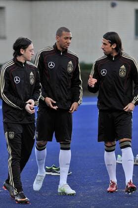 Training Deutsche Nationalmannschaft Mesut Özil ( Deutschland ), links - Jerome Boateng ( Deutschland ), mitte - Sami Khedira ( Deutschland ), rechts