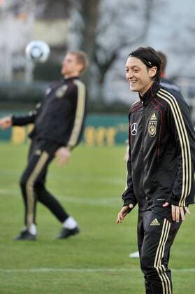 Training Deutsche Nationalmannschaft Mesut Özil ( Deutschland ) o0 Freude