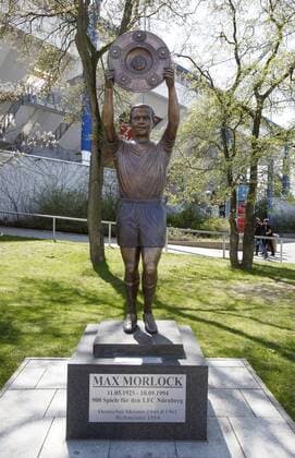 Samstag, 24.04.2010, 1. Bundesliga Saison 09 10 - 32. Spieltag in Nürnberg, 1.FC Nürnberg - Statue von Max Morlock vor dem easy credit Stadion , DeFodi024 o0 Figur Statue Andenken Denkmal