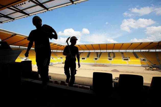 Fußball, Stadiongeschichte Alemannia Aachen Freitag 26.06.2009, 2. Bundesliga Saison 09 10 - Alemannia Aachen Neubau: neuer Tivoli, Baustelle, DeFodi018 o0 Bau Stadionbau Bauarbeiten Bauarbeiter Gegenlicht Silhouette