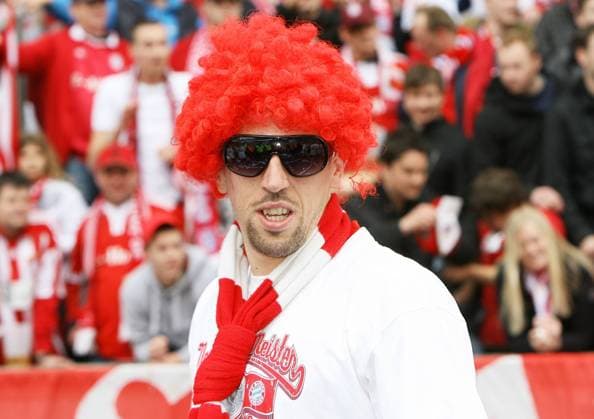 Samstag 08.05.2010, 1. Bundesliga 2009 2010 - Berlin - Der FC Bayern München ist DEUTSCHER FUSSBALLMEISTER 2010 - Franck Ribery mit roter Perücke - DeFodi018