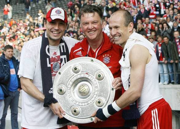 Samstag 08.05.2010, 1. Bundesliga 2009 2010 - Berlin - Der FC Bayern München ist DEUTSCHER FUSSBALLMEISTER 2010 - Niederländische Landsmänner v.li.: Mark van Bommel, Trainer Louis van Gaal und Arjen Robben (FCB) mit der Meisterschale - DeFodi018