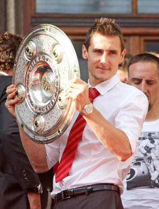 Sonntag 23.05.2010 - FC Bayern München feiert die Meisterschaft auf dem Rathausbalkon auf dem Münchner Marienplatz - Miroslav Klose (FCB) mit der Meisterschale - DeFodi018